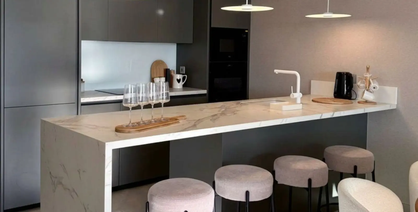 Sale of middle floor apartment in Higueron 6