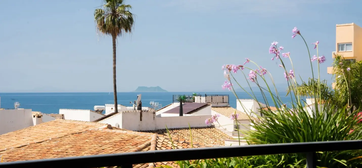 Venta de apartamento en planta media en Estepona 0