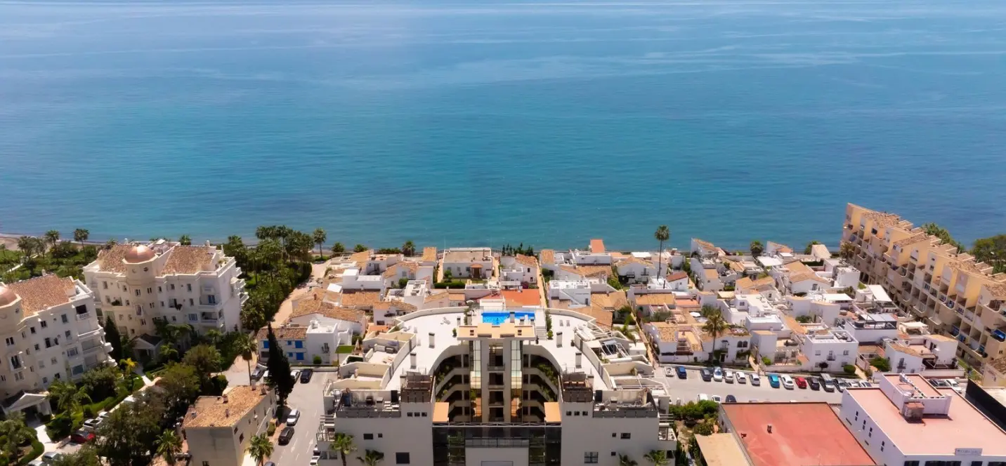 Venta de apartamento en planta media en Estepona 1