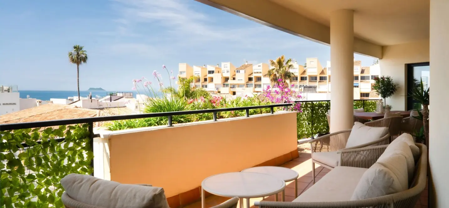 Venta de apartamento en planta media en Estepona 2