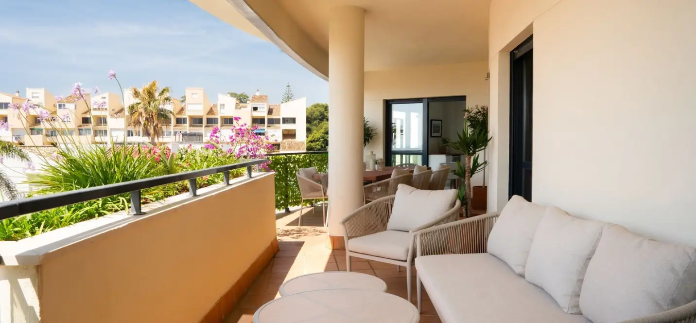 Venta de apartamento en planta media en Estepona 3