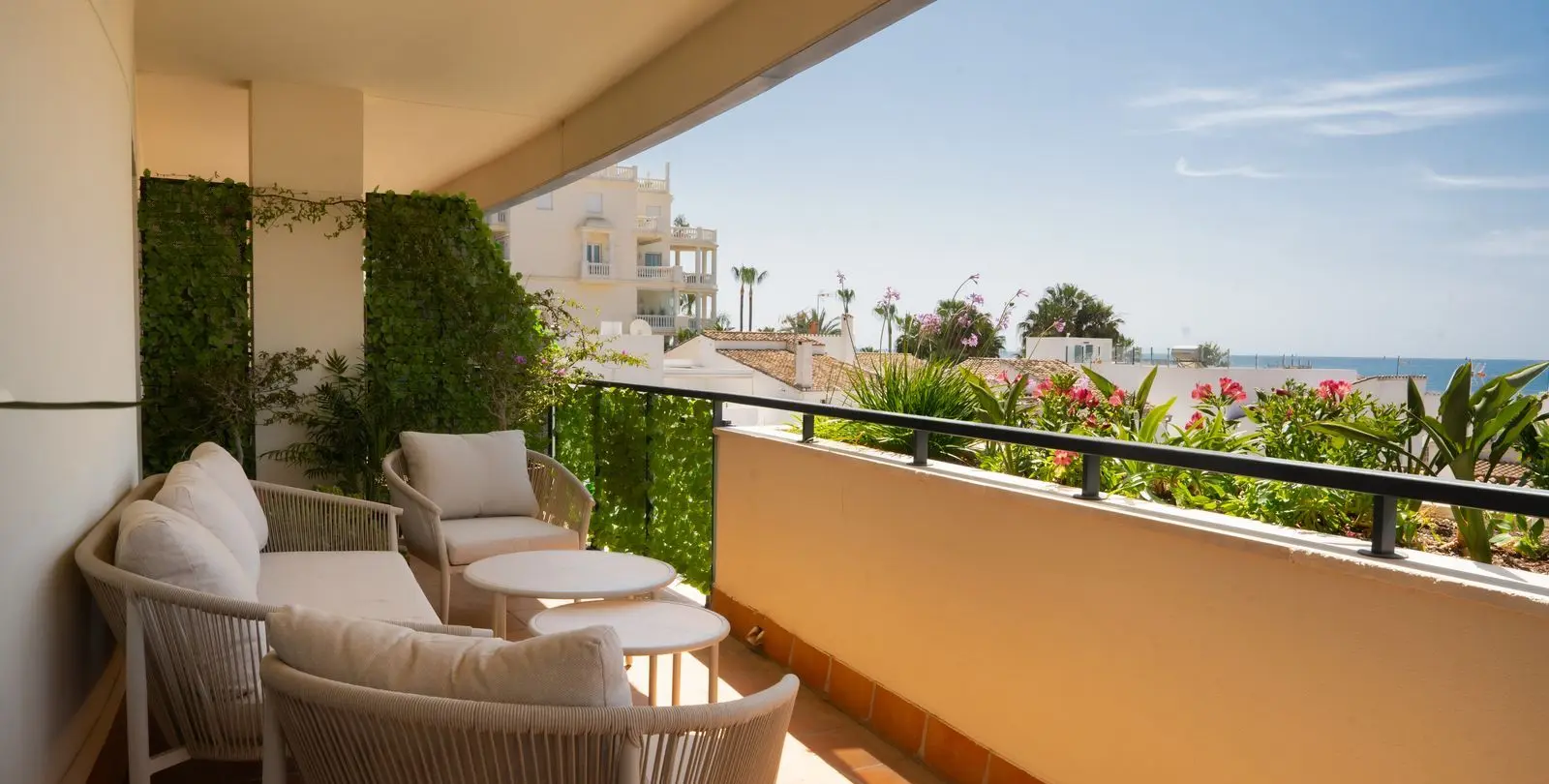 Продажа апартаментов на среднем этаже в Estepona 11