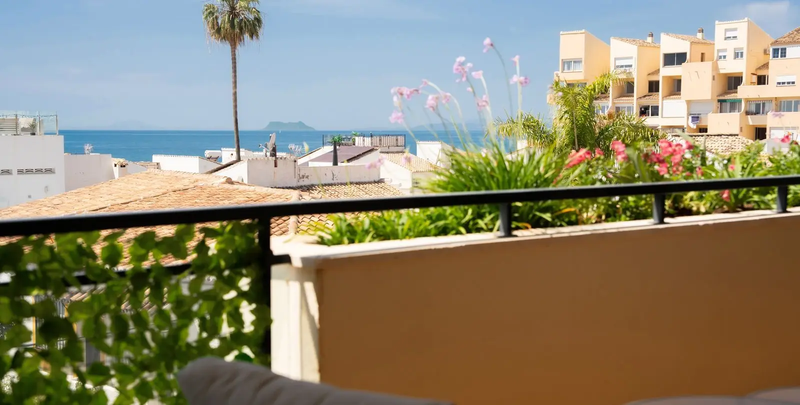 Продажа апартаментов на среднем этаже в Estepona 12
