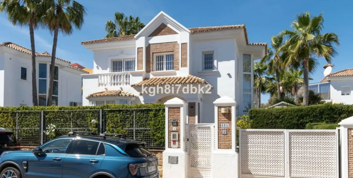 Venta de villa independiente en Estepona 1