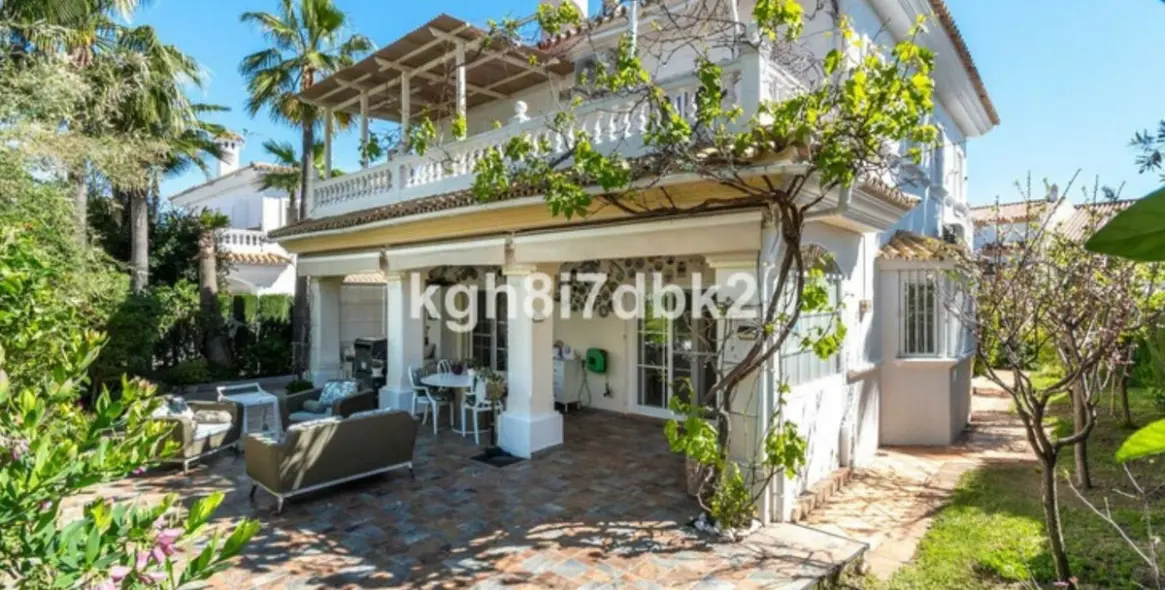 Venta de villa independiente en Estepona 4