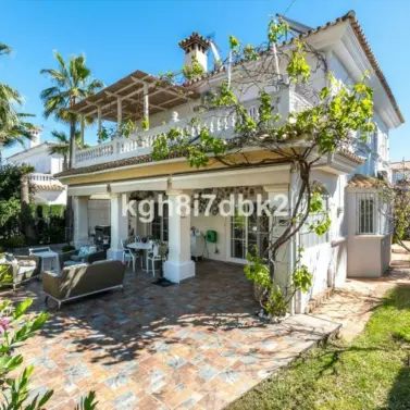 Venta de villa independiente en Estepona