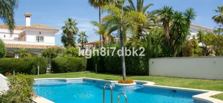 Venta de villa independiente en Estepona 4
