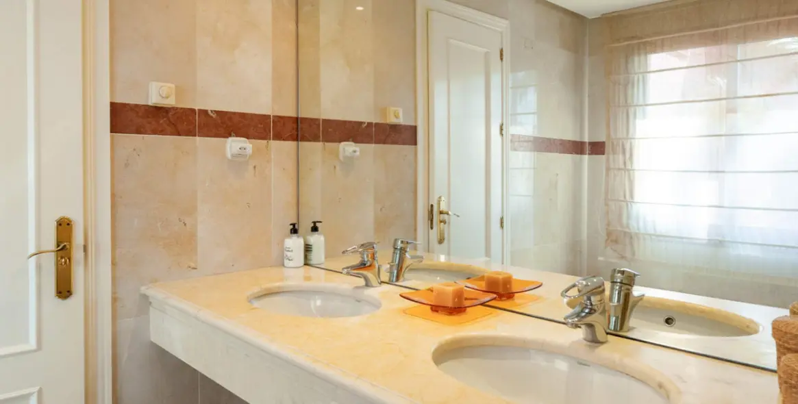 Venta de ático dúplex en Estepona 18