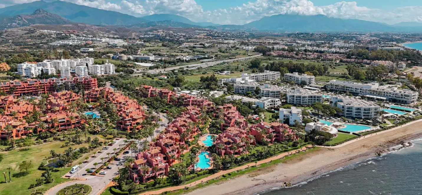 Продажа двухуровневого пентхауса в Estepona 0