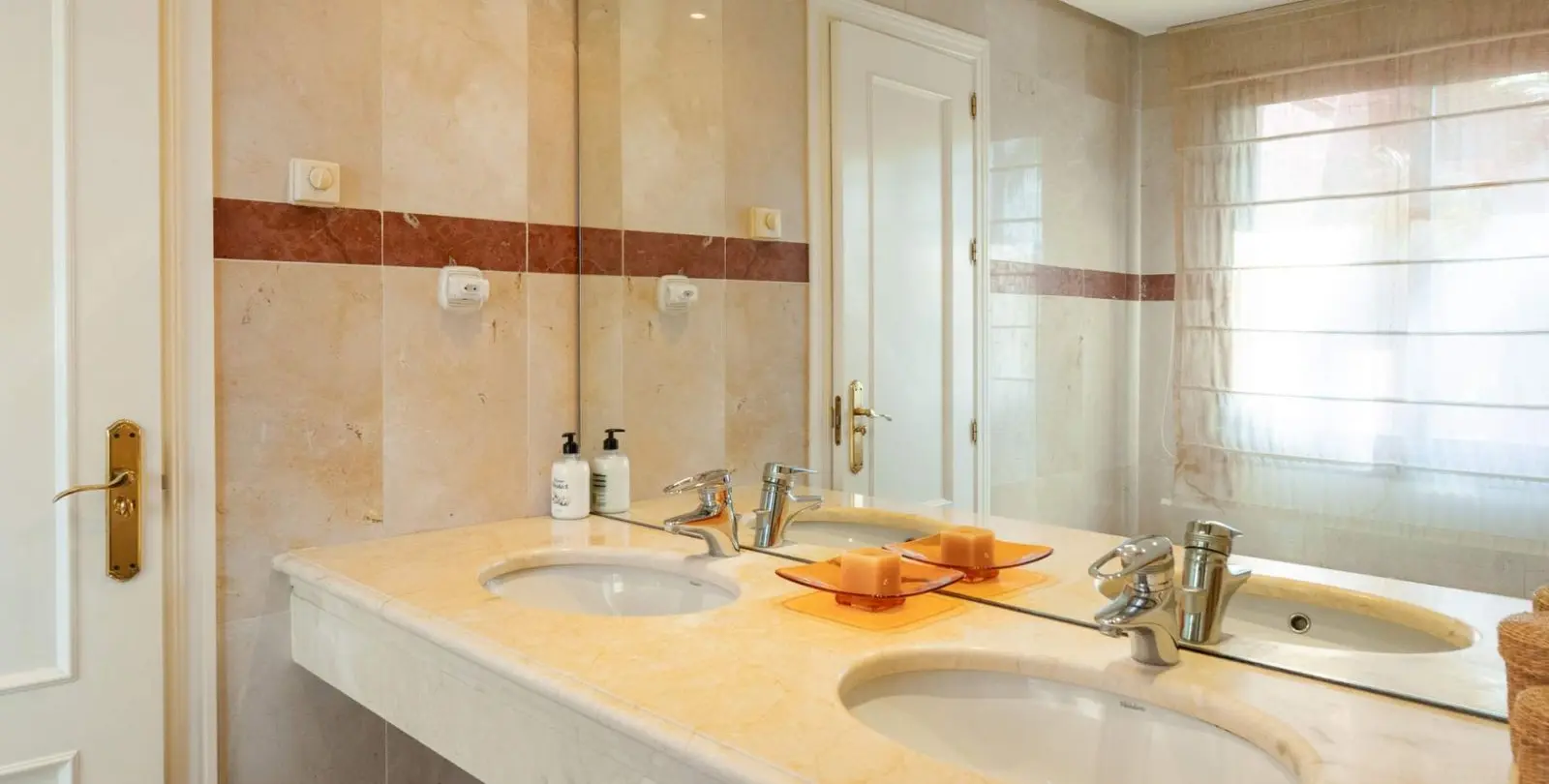 Sale of penthouse duplex in Estepona 18