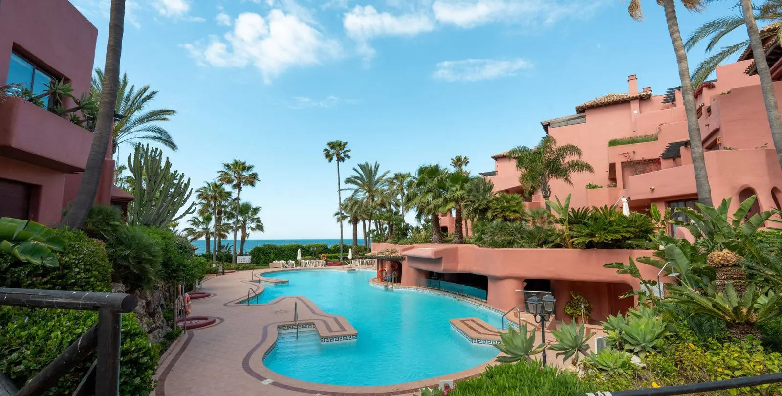 Sale of penthouse duplex in Estepona 30