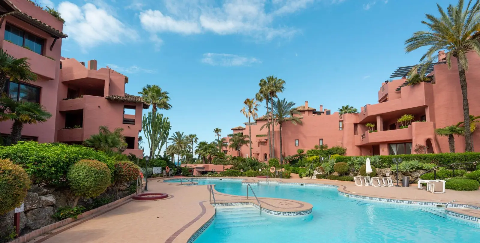 Sale of penthouse duplex in Estepona 31