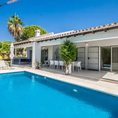 Venta de villa independiente en Elviria