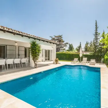 Venta de villa independiente en Elviria