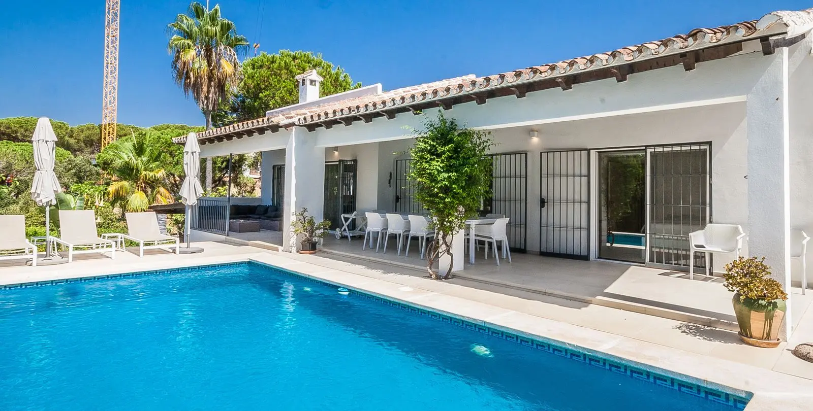 Sale of detached villa in Elviria 1