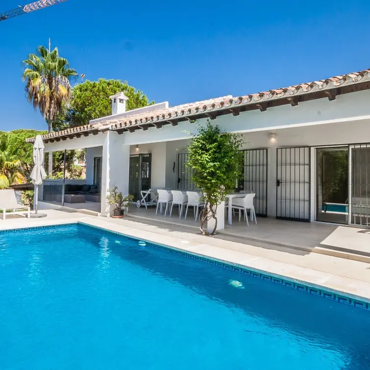 Venta de villa independiente en Elviria