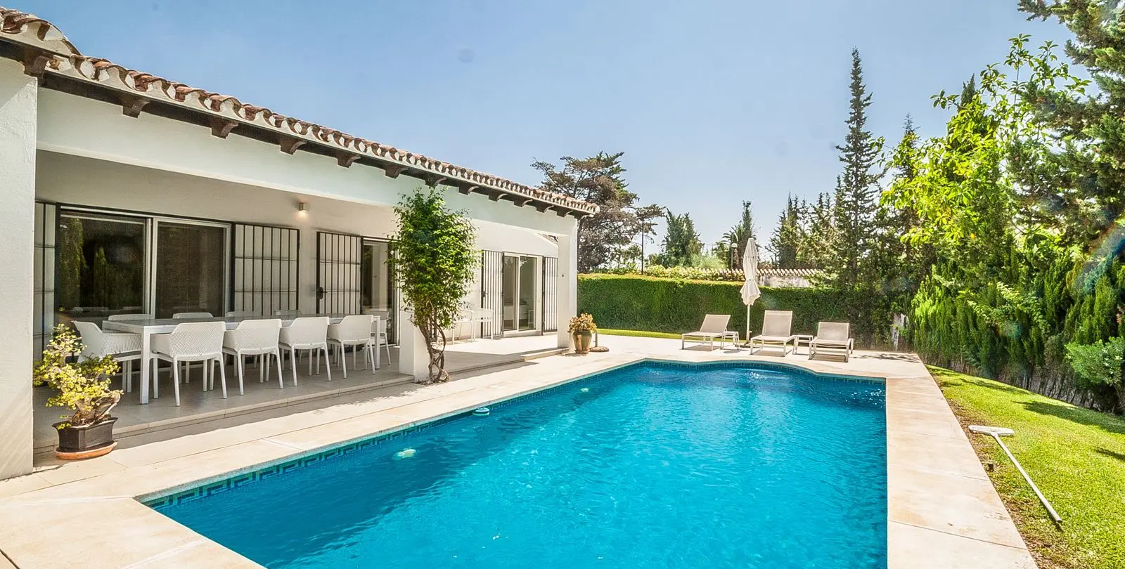Sale of detached villa in Elviria 2