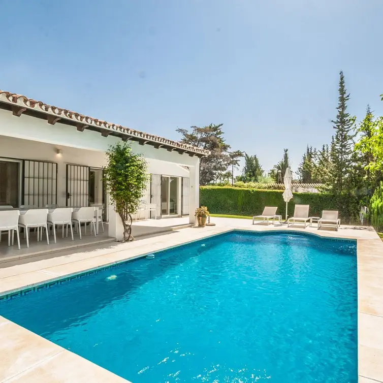 Venta de villa independiente en Elviria
