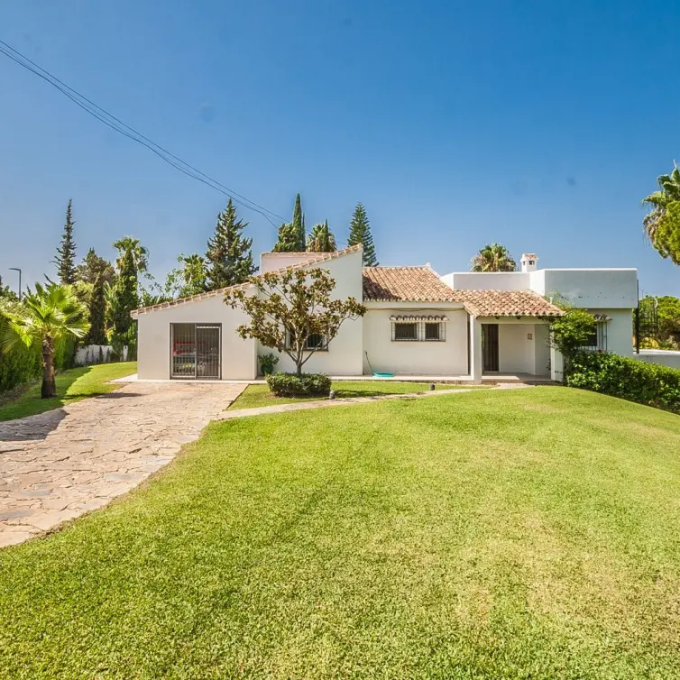 Venta de villa independiente en Elviria