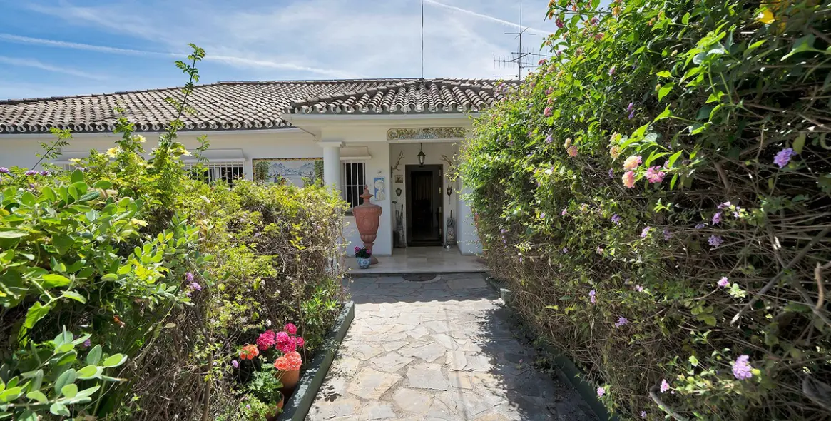 Venta de villa independiente en El Paraiso 3