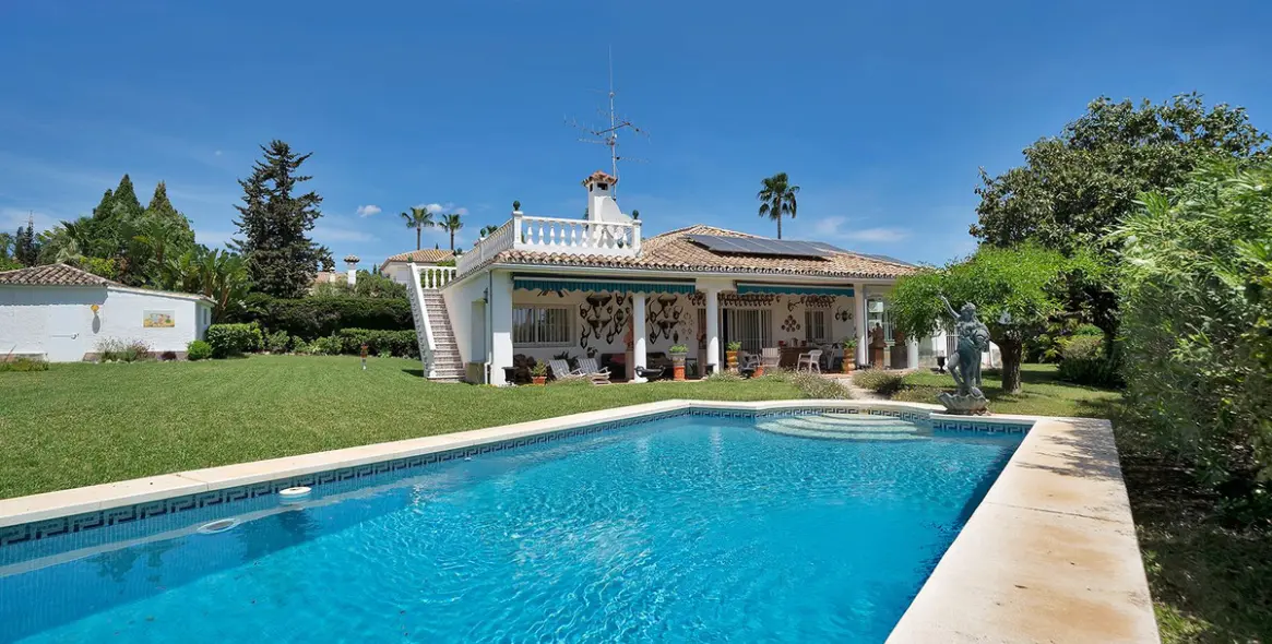 Venta de villa independiente en El Paraiso 5