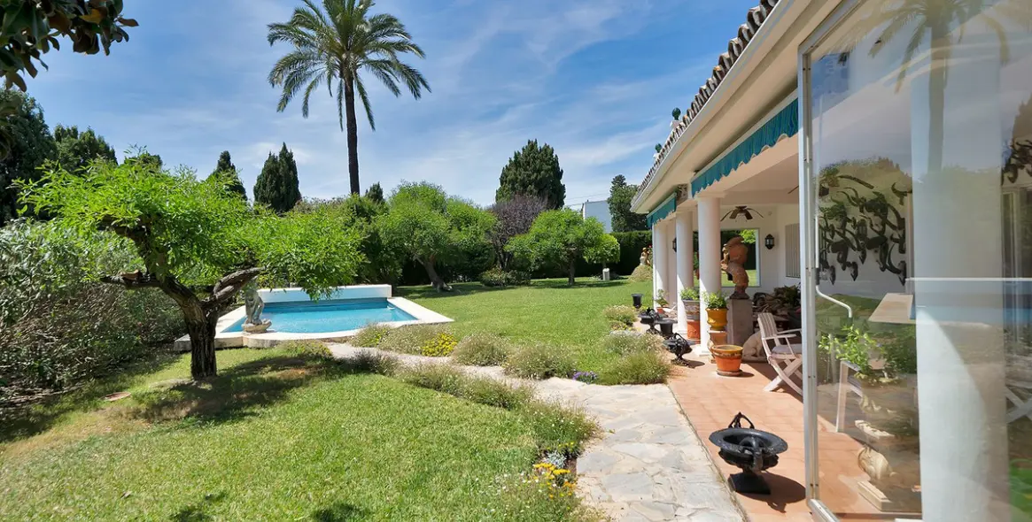 Venta de villa independiente en El Paraiso 8
