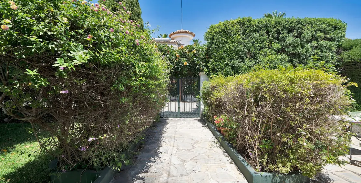 Venta de villa independiente en El Paraiso 10