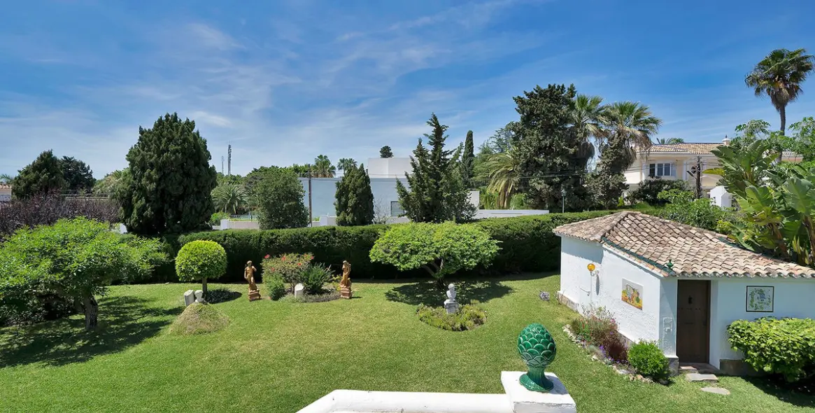 Venta de villa independiente en El Paraiso 12