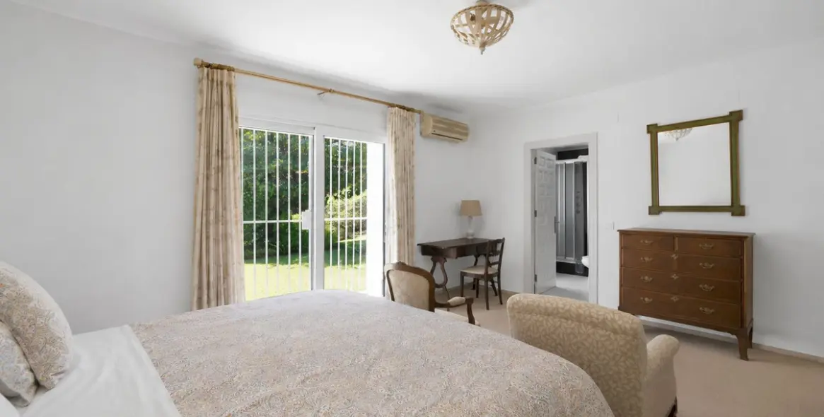 Venta de villa independiente en El Paraiso 18