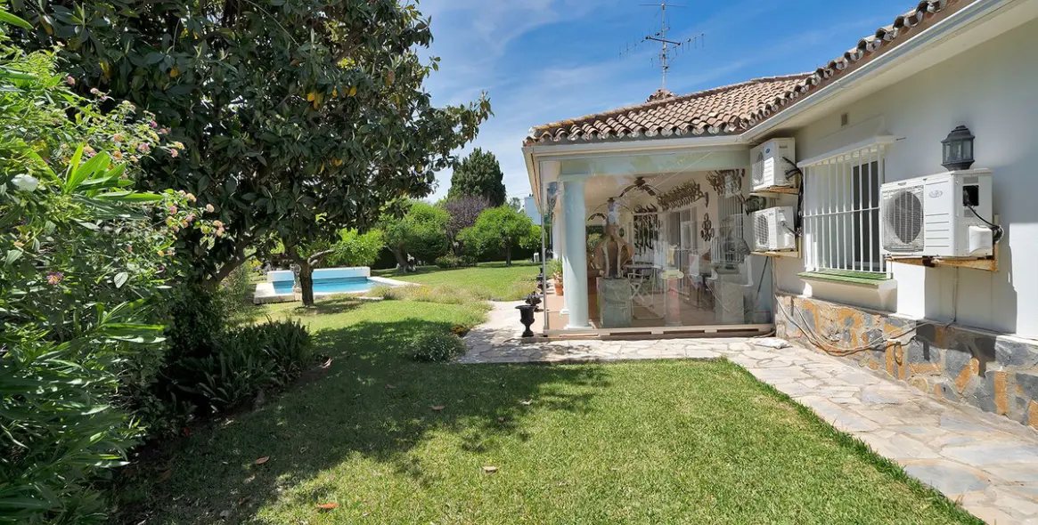Venta de villa independiente en El Paraiso 23