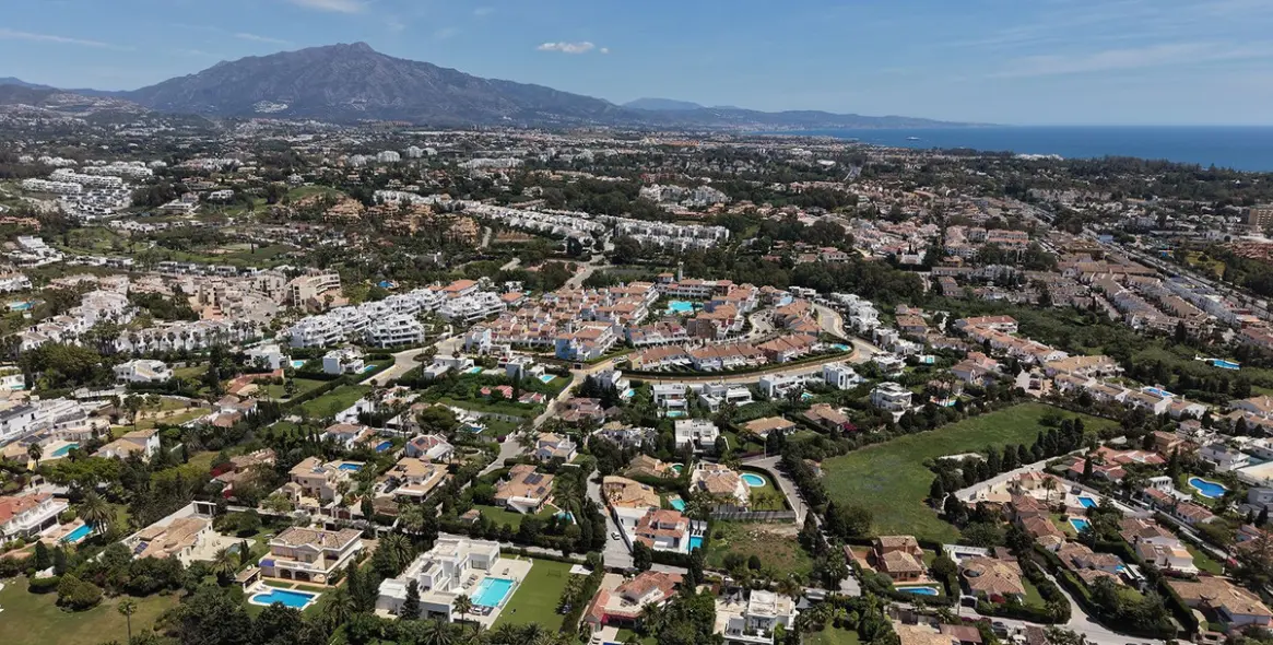 Venta de villa independiente en El Paraiso 25