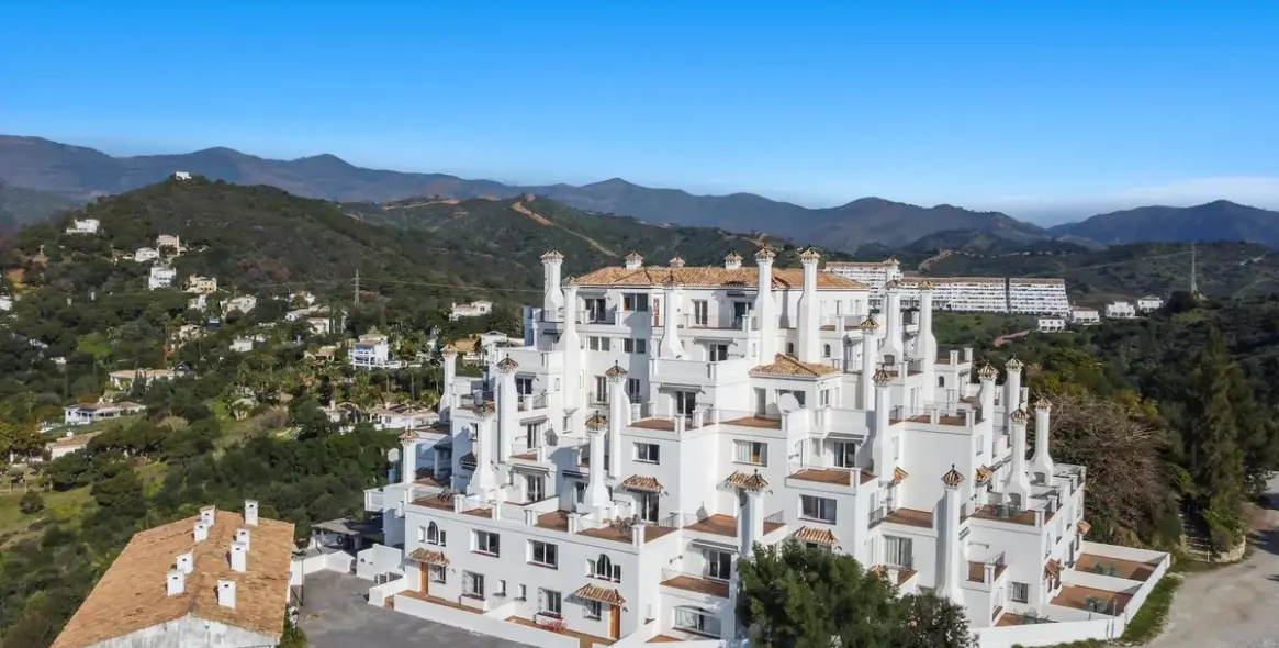 Long-term rent of middle floor apartment in Estepona 1