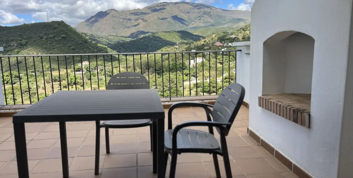 Long-term rent of middle floor apartment in Estepona 2