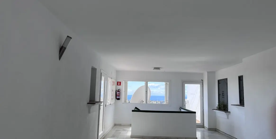 Long-term rent of middle floor apartment in Estepona 21