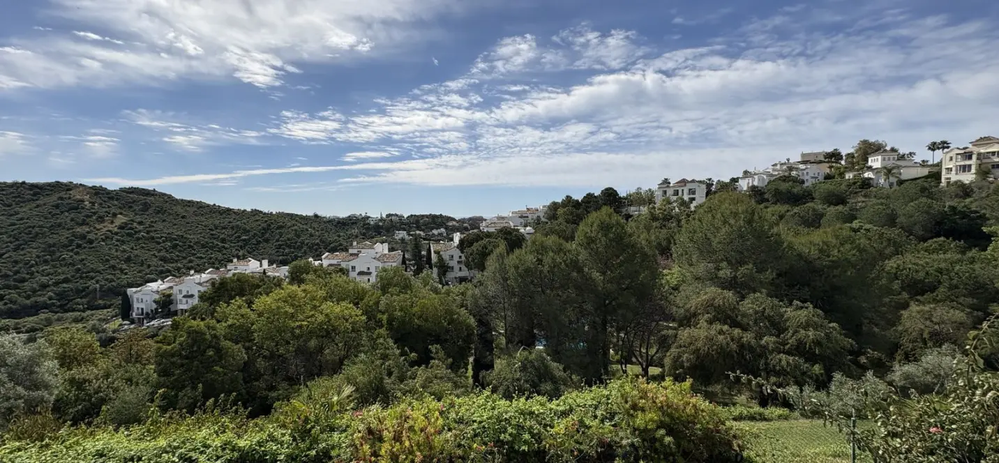 Venta de apartamento en planta media en La Quinta 1