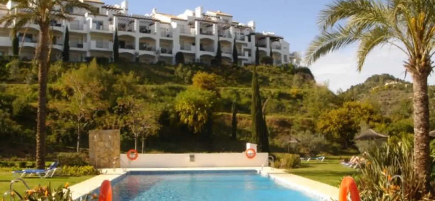 Venta de apartamento en planta media en La Quinta 2