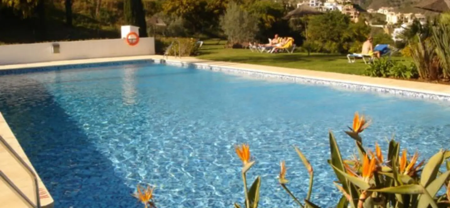 Venta de apartamento en planta media en La Quinta 3