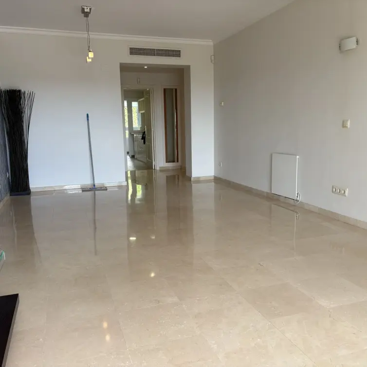 Venta de apartamento en planta media en La Quinta