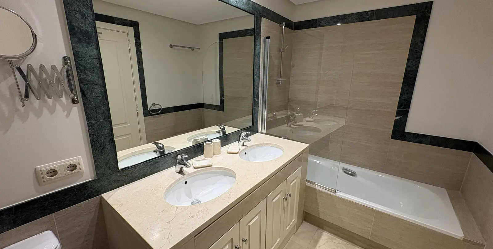 Sale of middle floor apartment in La Quinta 16