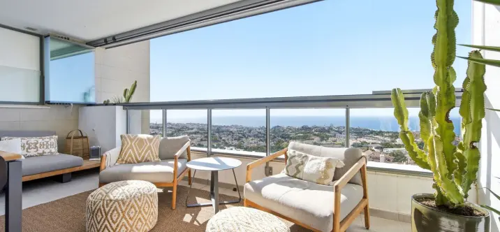 Sale of middle floor apartment in Benalmadena 2