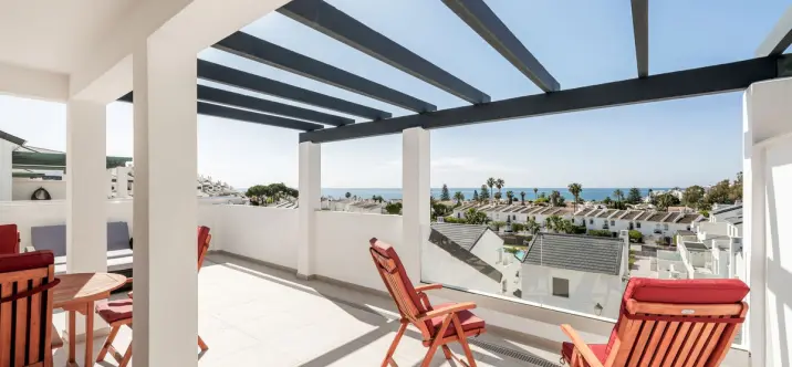 Продажа двухуровневого пентхауса в Estepona 0