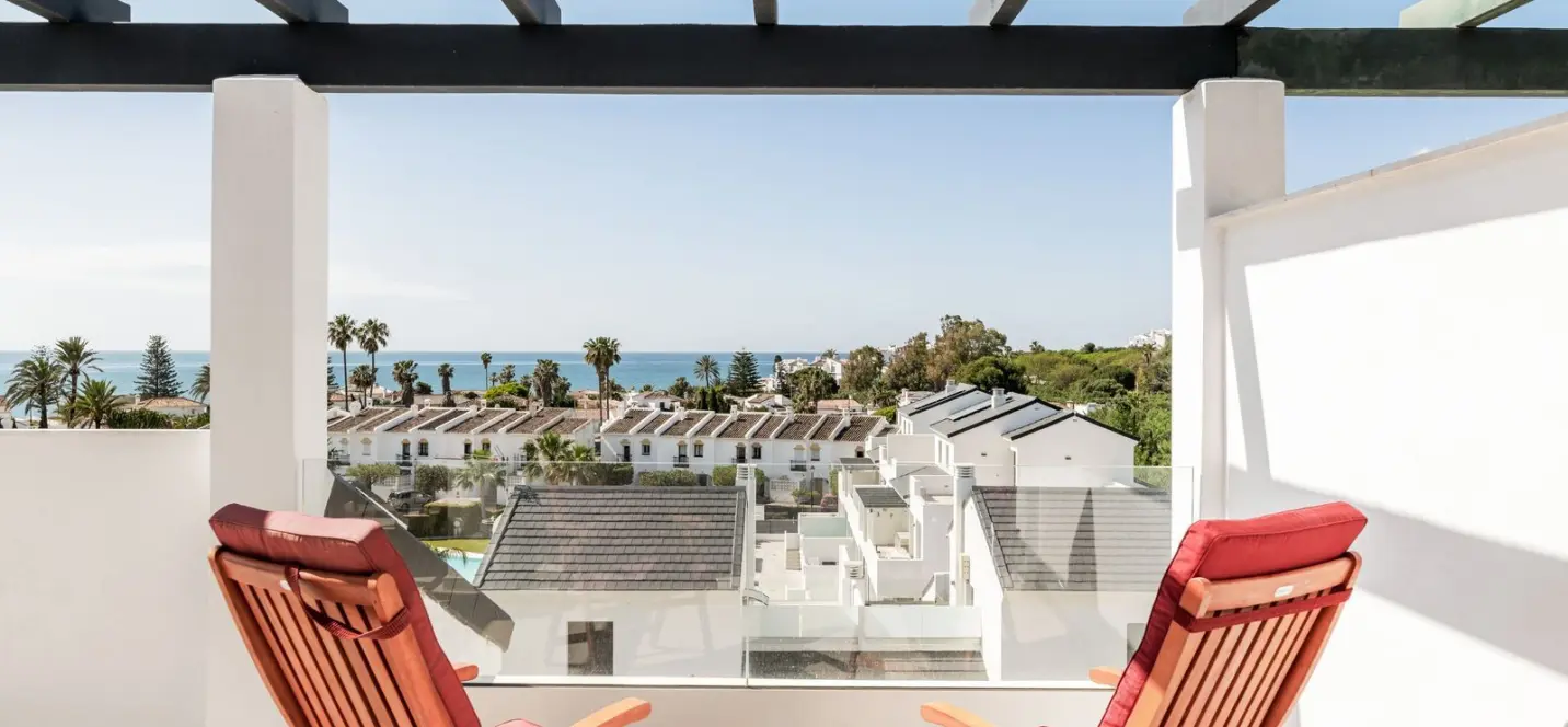 Sale of penthouse duplex in Estepona 1