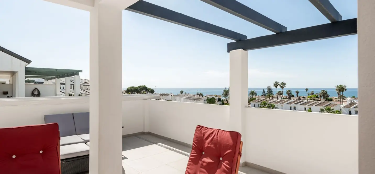 Sale of penthouse duplex in Estepona 2