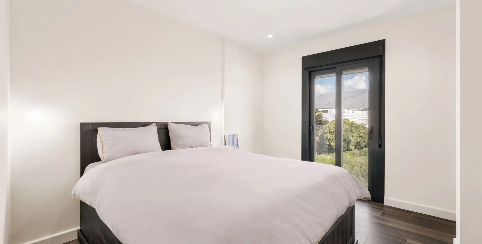 Sale of penthouse duplex in Estepona 12