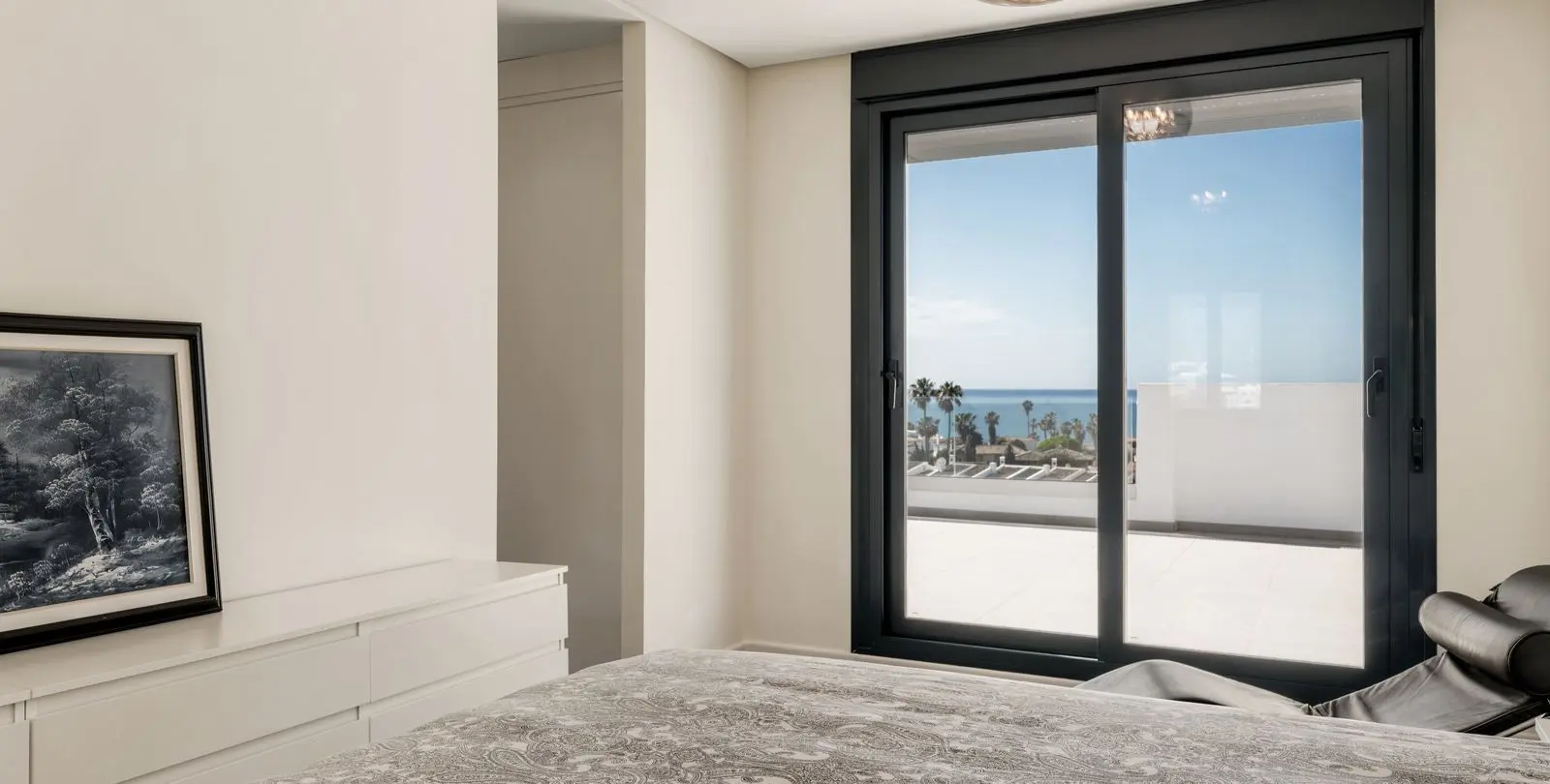 Sale of penthouse duplex in Estepona 18