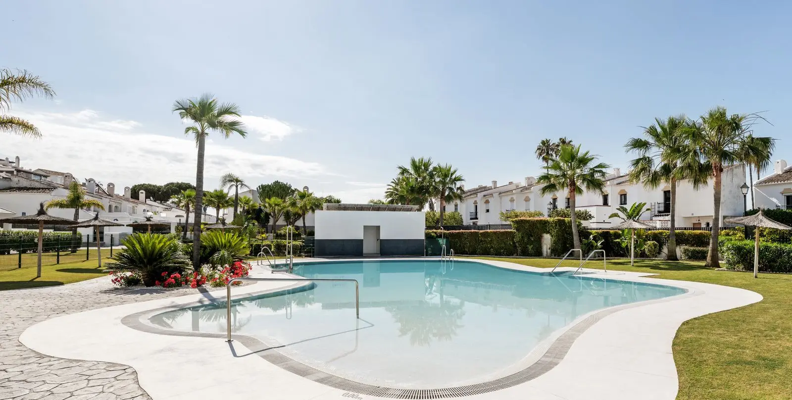 Sale of penthouse duplex in Estepona 24