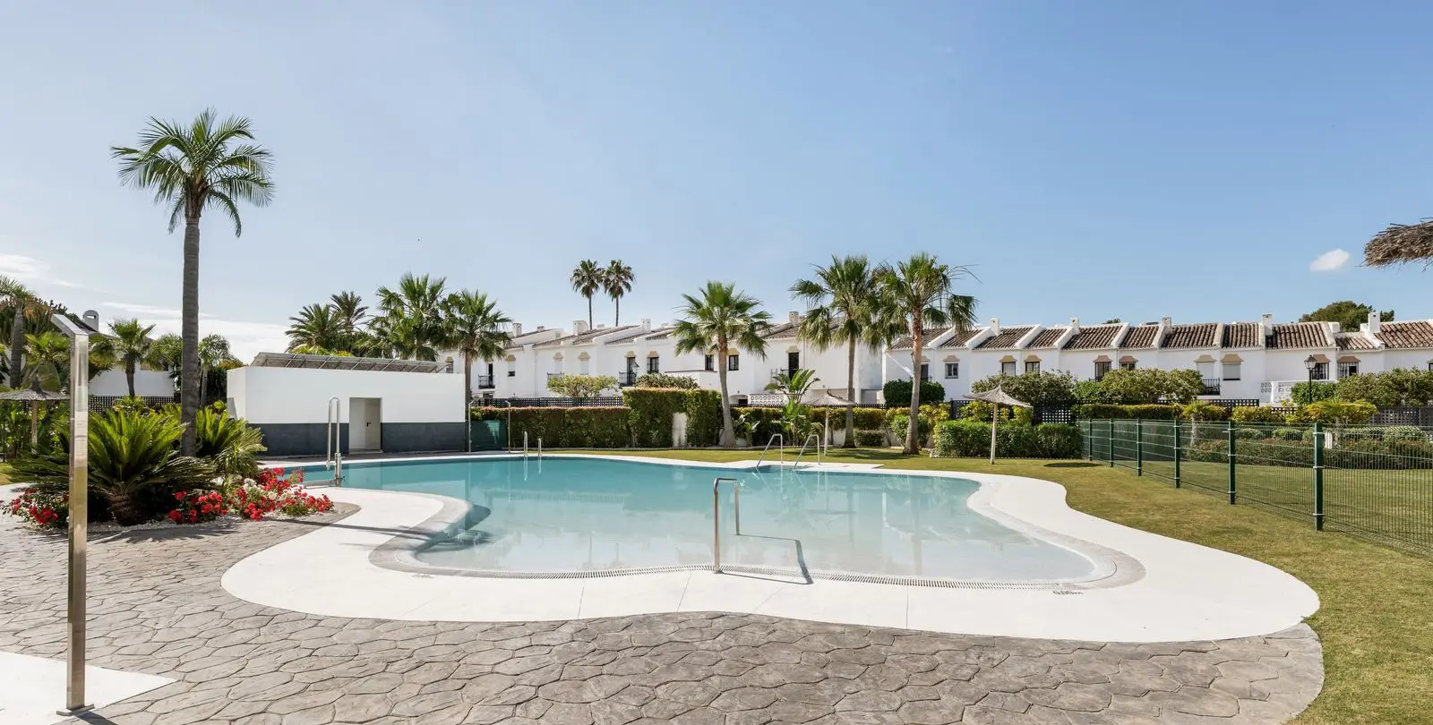 Sale of penthouse duplex in Estepona 25