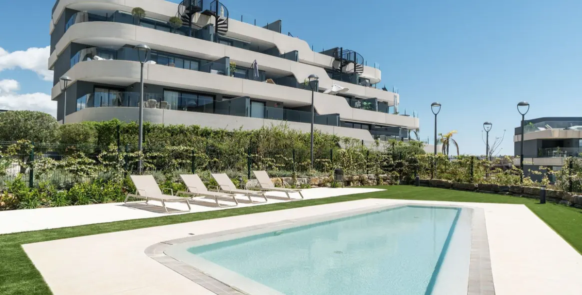 Alquiler a corto plazo de apartamento en planta media en Estepona 1