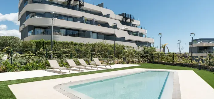 Alquiler a corto plazo de apartamento en planta media en Estepona 0