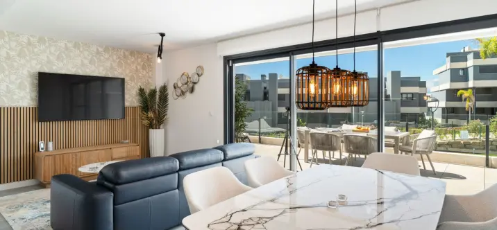 Alquiler a corto plazo de apartamento en planta media en Estepona 2
